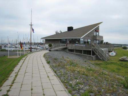 Havengebouw vanaf het strand van Schokkerhaven